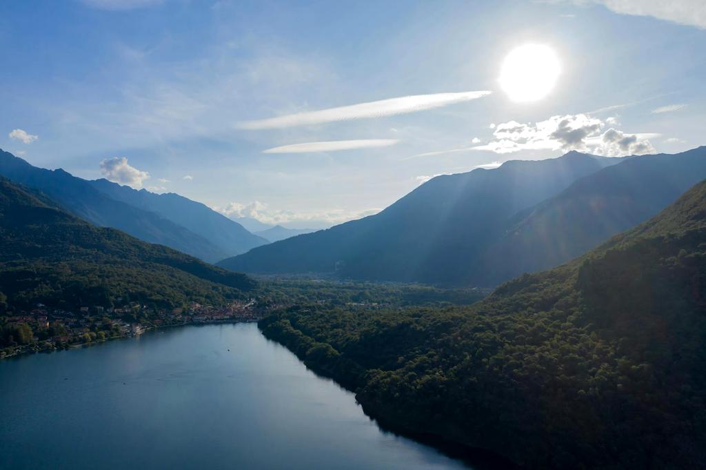 Vedere aeriană a unei văi cu râu